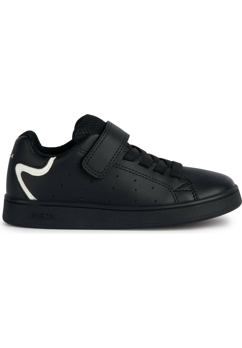 Sneaker in pelle nera con superficie testurizzata, perforazioni per traspirabilità, punta rotonda e un cinturino in Velcro per una chiusura facile.