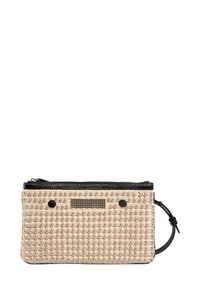 Geweven beige clutchbag met zilveren studs, zwarte rits en zijhandvat. Heeft een gestructureerd oppervlak en subtiele zwarte details.
