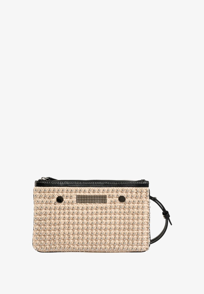 Geweven beige clutchbag met zilveren studs, zwarte rits en zijhandvat. Heeft een gestructureerd oppervlak en subtiele zwarte details.