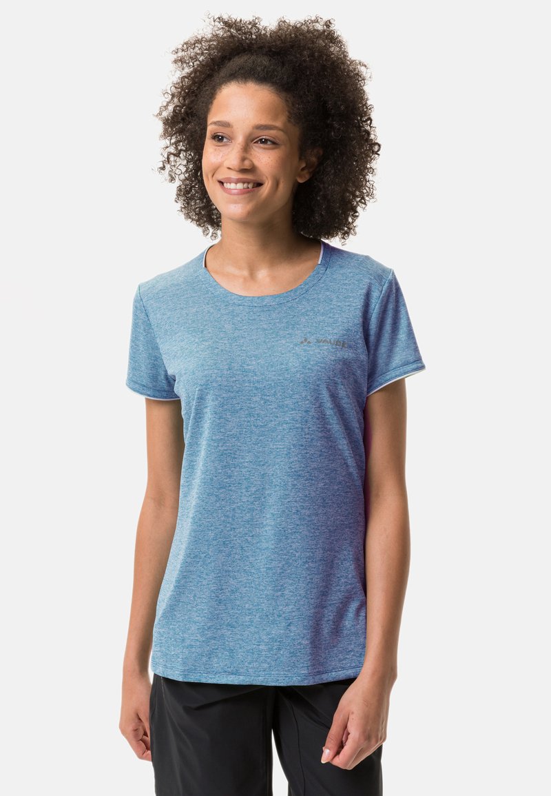 Camiseta atlética azul hecha de una tela ligera. Manga corta, cuello redondo, con un logo sutil en el pecho. La textura es suave y transpirable.