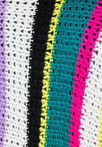 Gebreide stof met afwisselende strepen in paars, wit, zwart, geel, teal en roze, die een textuurontwerp met variërende garendiktes toont.