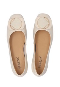 Beige ballerina's met een glanzende afwerking, voorzien van een ronde decoratieve accent van licht hout en gouden hardware.