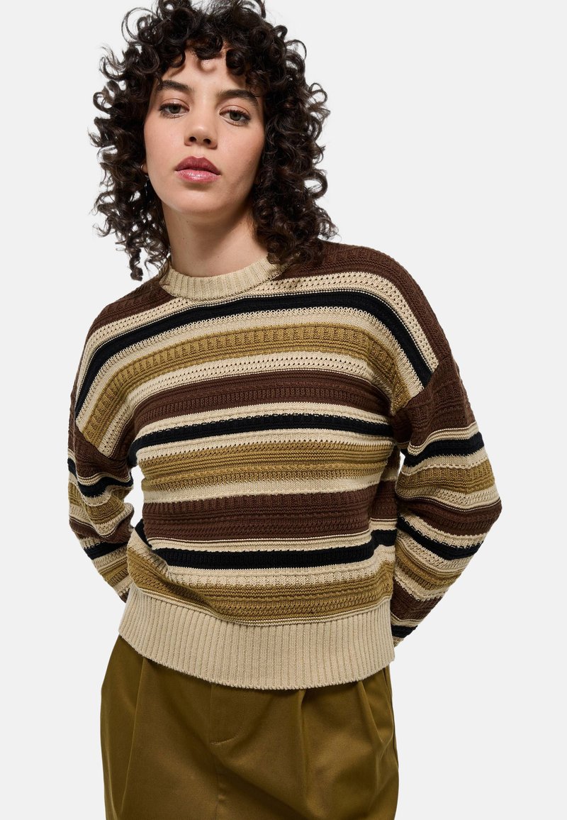 Pull rayé avec des nuances variées de brun, beige et noir, texture tricotée, col rond, coupe décontractée et ourlet côtelé.