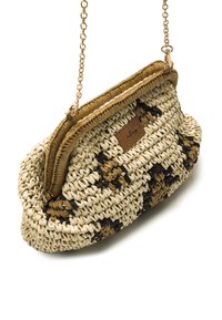 Pochette en paille tressée dans des tons neutres, présentant une forme structurée, une chaîne en bandoulière, une étiquette en cuir avec logo, et un motif décoratif noir et marron.