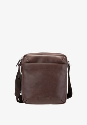 Brun læder crossbody taske med en glat overflade, lynlåslukning, rektangulært design og et mærket accent nederst. Justerbar skulderrem.