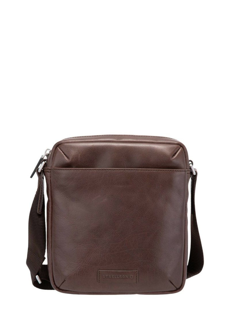 Borsa a tracolla in pelle marrone con texture liscia, chiusura a zip, forma rettangolare e accento con marchio sul fondo. Tracolla regolabile.