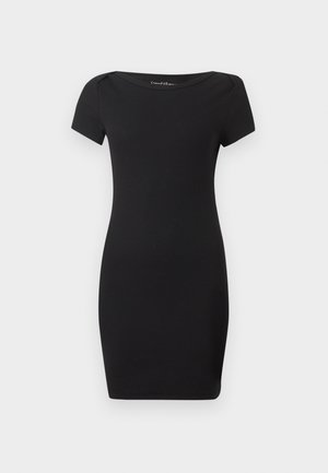 Μαύρο εφαρμοστό φόρεμα με κοντά μανίκια και λαιμόκοψη, με ριπ υφή, μήκος μέχρι το γόνατο, παρουσιάζεται σε απλό φωτεινό φόντο.