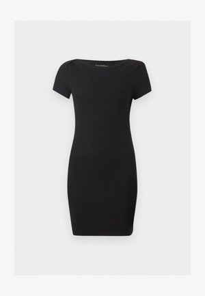 Μαύρο εφαρμοστό φόρεμα με κοντά μανίκια και λαιμόκοψη, με ριπ υφή, μήκος μέχρι το γόνατο, παρουσιάζεται σε απλό φωτεινό φόντο.