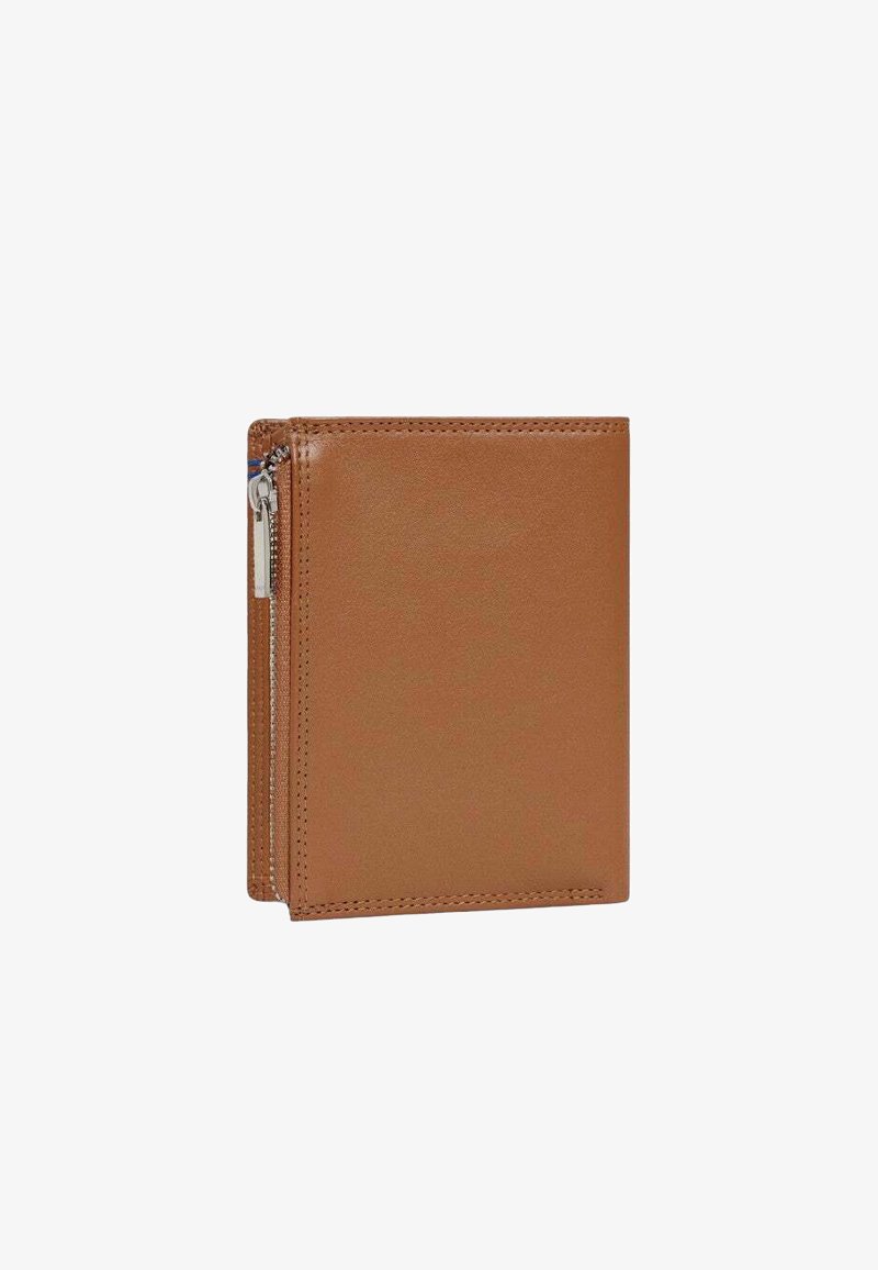Portefeuille en cuir marron, design pliable en deux, avec un compartiment zippé sur le côté, texture lisse et couture soignée.