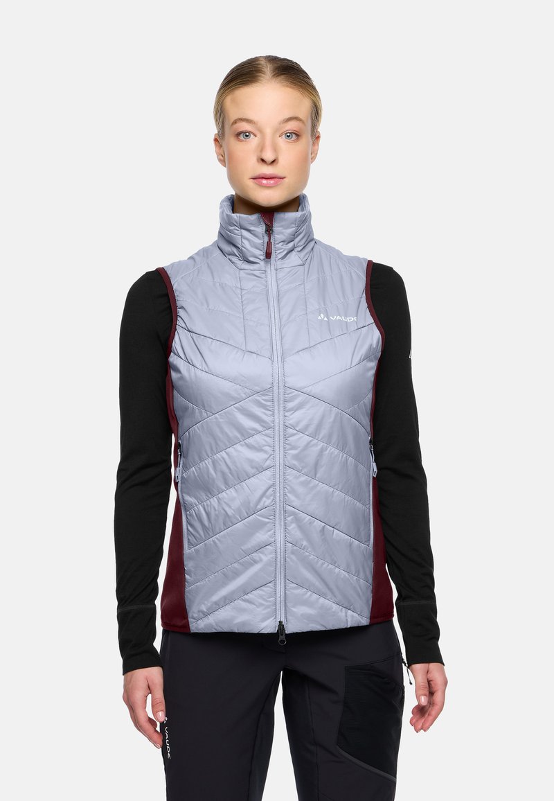 Leichte, ärmellose Weste in Hellgrau mit gestepptem Design, hohem Kragen und maroonfarbenen Seitenteilen. Mit Reißverschluss und Taschen ausgestattet.