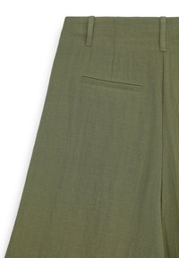 Pantalons vert olive en tissu texturé, avec une poche arrière et des passants de ceinture. La coupe est droite et minimaliste.