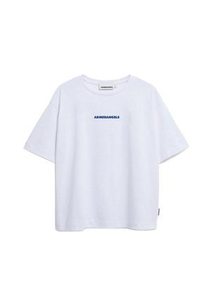 Witte katoenen T-shirt met een ronde hals, korte mouwen en een blauw "ARMEDANGELS" logo gedrukt op de voorkant.