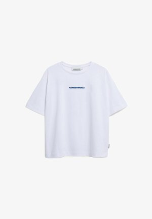 Witte katoenen T-shirt met een ronde hals, korte mouwen en een blauw "ARMEDANGELS" logo gedrukt op de voorkant.