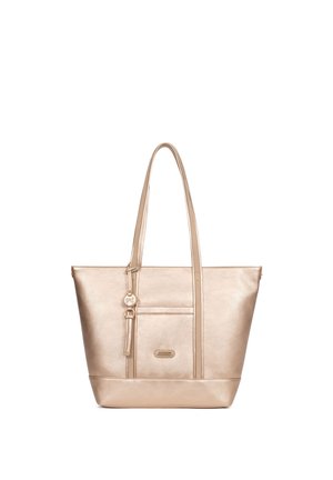Borsa tote beige metallizzata con doppi manici a spalla, tasca frontale e ciondolo decorativo appeso a uno dei manici.