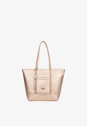 Metalen beige handtas met dubbele schouderbanden, voorvak en decoratieve hanger aan één band.