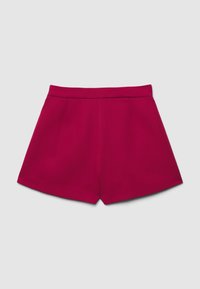 Pantaloni a vita alta, rosa brillante, con taglio sartoriale e una leggera svasatura all'orlo su uno sfondo semplice.