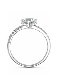 Anello in oro bianco con una grande pietra centrale in diamante taglio rotondo e piccoli diamanti incastonati lungo una metà della fascia.