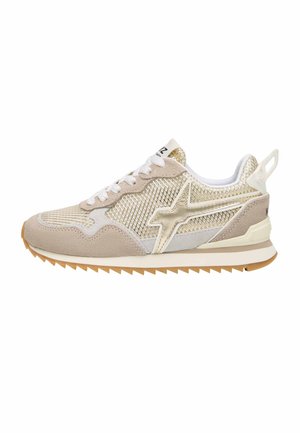 Sneaker beige e bianco con pannelli in mesh dorato, lacci bianchi, suola testurizzata e logo metallico dorato sul lato.