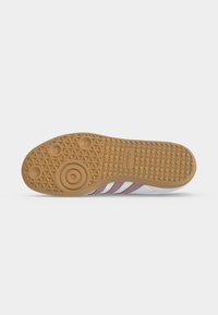 Σόλα λευκού και μωβ αθλητικού παπουτσιού Adidas με υφασμένη ελαστική εξωτερική σόλα που διαθέτει κυκλικά και τριγωνικά σχέδια και το λογότυπο Adidas.