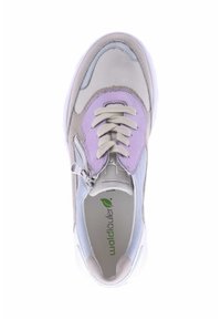 Szare i lawendowe sneakersy z gładką tekstylną cholewką, sznurowaniem i bocznym zamkiem. Biała podeszwa z wyściełanym wnętrzem.