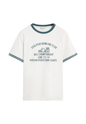 Camiseta blanca de algodón con acentos en azul verdoso en el cuello y las mangas. Presenta texto y gráficos impresos en azul relacionados con eventos de bolos.