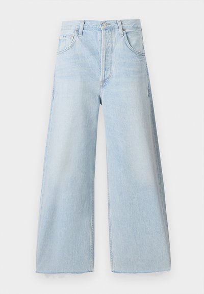 Γαλάζιο αναψυκτικό τζιν με φαρδιά γραμμή, φτιαγμένο από τεχνόδενδρο, με ψηλή μέση, μπροστινές τσέπες και έντονες λεπτομέρειες ραφής. Ώριμο στρίφωμα στο κάτω μέρος.