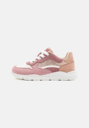 Różowo-beżowy sneaker z białymi sznurówkami i podeszwą, z błyszczącym bocznym panelem i zamszową fakturą, widziany od strony zewnętrznej.