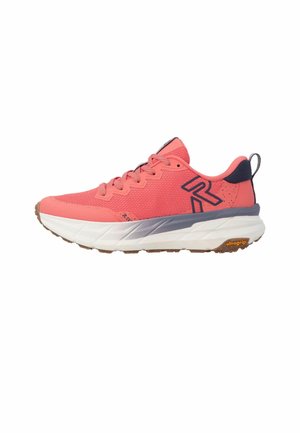 Scarpa da corsa rosa corallo chiaro con lacci sul davanti, suola bianca spessa, logo nero sul lato e linguetta scura sul tallone.