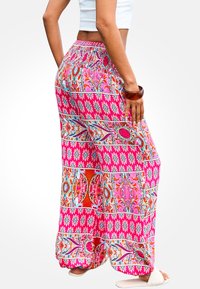 Pantaloni a gamba larga colorati e con fantasia, realizzati in tessuto leggero, con design rosa, arancione e blu, dotati di cintura elastica e tasche laterali.