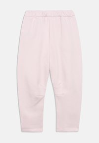 Ροζ βαμβακερό παντελόνι με ελαστική ζώνη μέσης, κωνικά μπατζάκια και λεπτομέρειες στα γόνατα. Ομαλή υφή με απλό, μονόχρωμο σχέδιο.