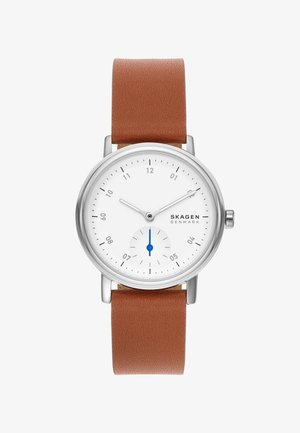 Reloj analógico redondo plateado con esfera blanca, correa de cuero marrón, manecillas de horas y minutos plateadas, subesfera de segundos azul y logotipo de "Skagen Denmark".