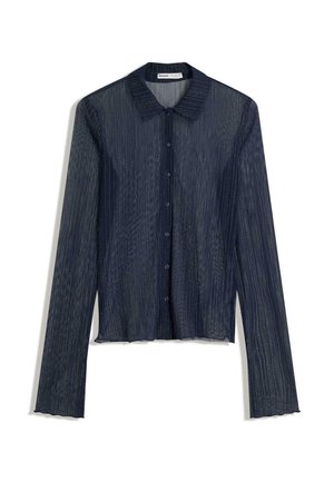 Camicia trasparente blu navy con colletto, maniche lunghe e sottili righe verticali. Presenta un orlo cropped e bottoni coordinati.