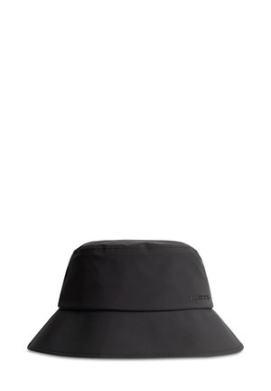 Schwarzer Bucket Hat aus glattem, wasserabweisendem Material. Verfügt über eine breite Krempe und ein eingraviertes Logo an der Vorderseite. Einfaches, funktionales Design.