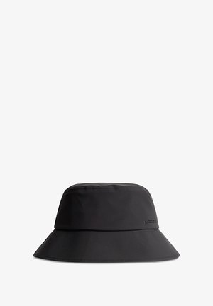 Musta ämpärihuppu, joka on valmistettu sileästä, vedenkestävästä materiaalista. Siinä on leveä lippa ja etuosassa painettu logo. Yksinkertainen, toiminnallinen muotoilu.