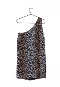 Top na jedno rameno s leopardím potiskem v hnědé a černé barvě, se hladkým povrchem a mírným leskem, visící na černém drátěném ramínku.