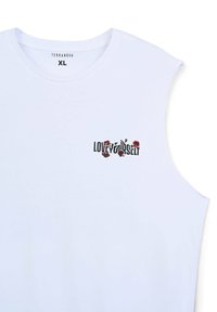 Maglietta senza maniche in cotone bianco con scollo rotondo. Presenta una stampa grafica con la scritta "AMA TE STESSO" circondata da rose rosse. Taglia XL.