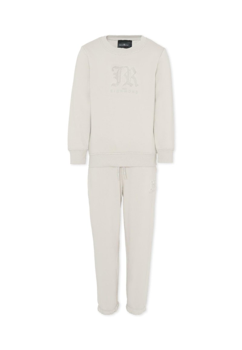 Sæt bestående af lys grå sweatshirt og sweatpants lavet af blødt stof. Har ribbede manchetter og et præget logo på brystet og benet.