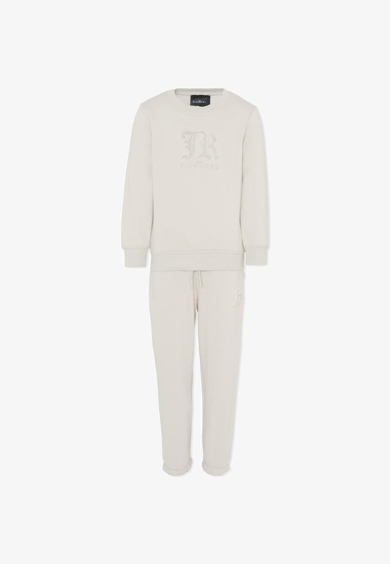 Sæt bestående af lys grå sweatshirt og sweatpants lavet af blødt stof. Har ribbede manchetter og et præget logo på brystet og benet.