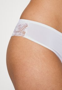 Triumph LOVELY MICRO BRAZILIAN - String - white