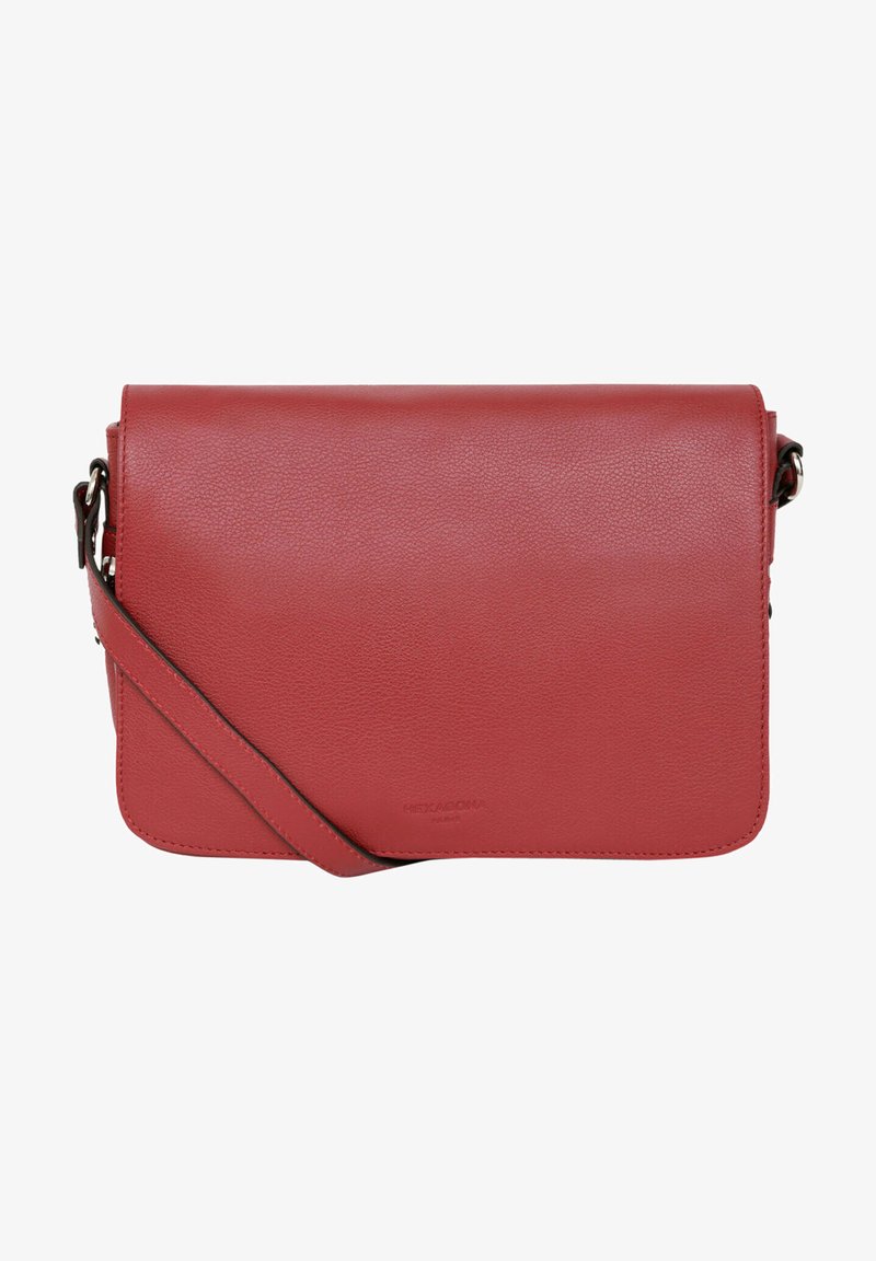 Borsa a tracolla rossa in pelle con texture liscia, forma rettangolare, tracolla regolabile e chiusura a pattina magnetica. Branding minimale visibile.