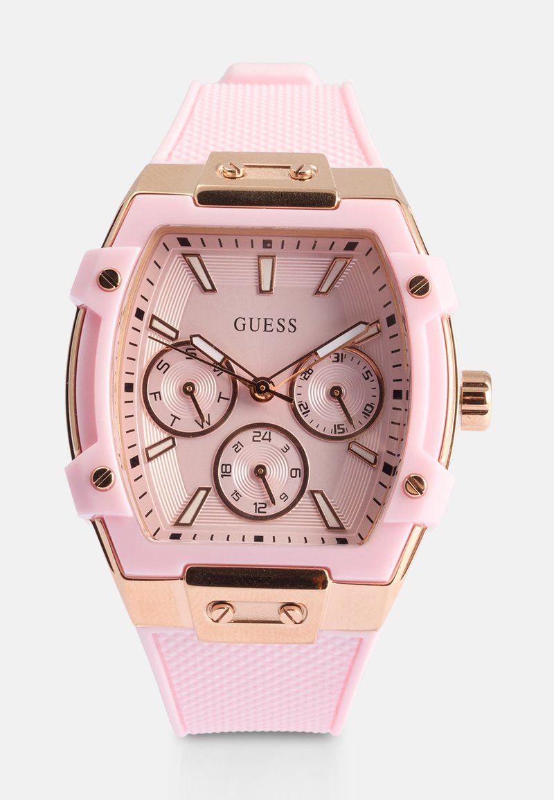 Reloj con correa de silicona rosa que presenta una caja hexagonal en tono dorado, un dial texturizado rosa, tres subdiales y acentos en oro rosa.