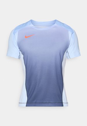 T-shirt Nike à manches courtes avec un dégradé allant du bleu clair au bleu foncé, et un logo orange. Fabriqué en tissu respirant, avec une coupe ajustée.