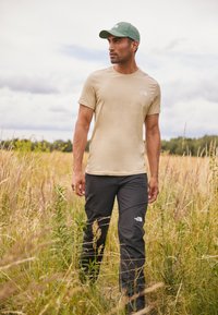 The North Face SIMPLE DOME TEE - Marškinėliai su spaudiniu - gravel/white