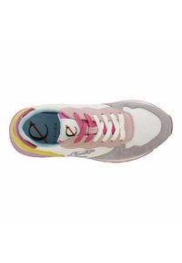 Sport Schuh mit einer Mischung aus grauem, pinkem und weißem Wildleder- sowie Mesh-Materialien. Mit einem farbenfrohen Absatzakzent und weißen Schnürsenkeln.