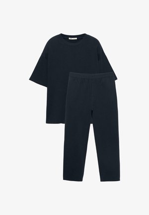 Tricou cu mânecă scurtă de culoare bleumarin închis, solid, cu pantaloni drepți asortați, așezate pe o suprafață plată pe un fundal alb.