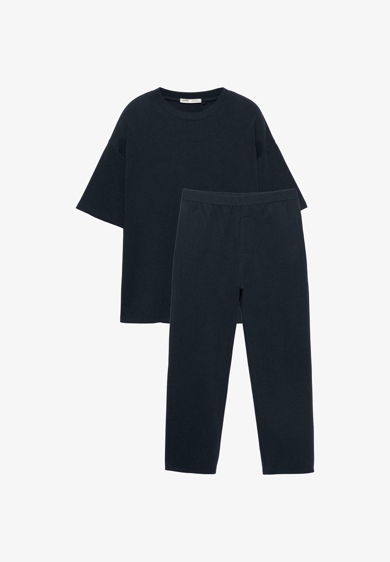 Granatowy, krótko rękawowy T-shirt w ciemnym odcieniu z dopasowanymi prostymi spodniami, ułożony płasko na białym tle.