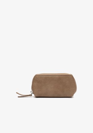 Pochette da polso rettangolare in pelle scamosciata marrone con chiusura a cerniera e linguetta in pelle su sfondo bianco.