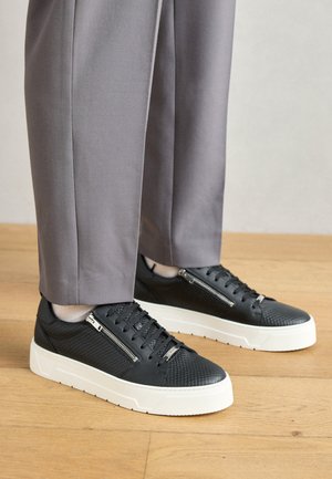 Trainers - black