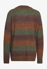 Stickad tröja med breda horisontella ränder i grönt, brunt och rost, med rund halsringning och ribbade muddar och nederkant.