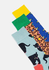 Farverige sokker i bomuldsblanding: gul, grøn, blå med banantryk, brun leopardmønster og blå med sorte katte illustrationer.